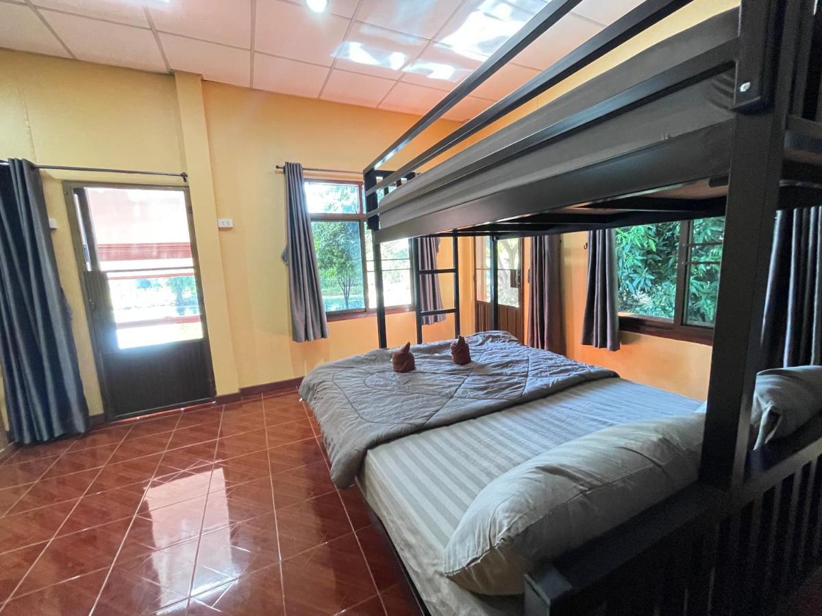 Rain Tree Cafe & Homestay Uthai Thani Bagian luar foto