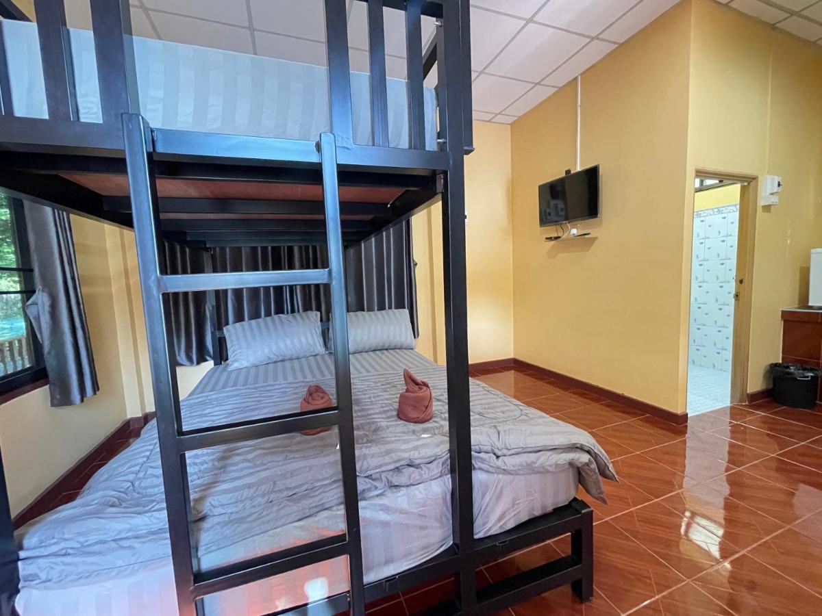 Rain Tree Cafe & Homestay Uthai Thani Bagian luar foto