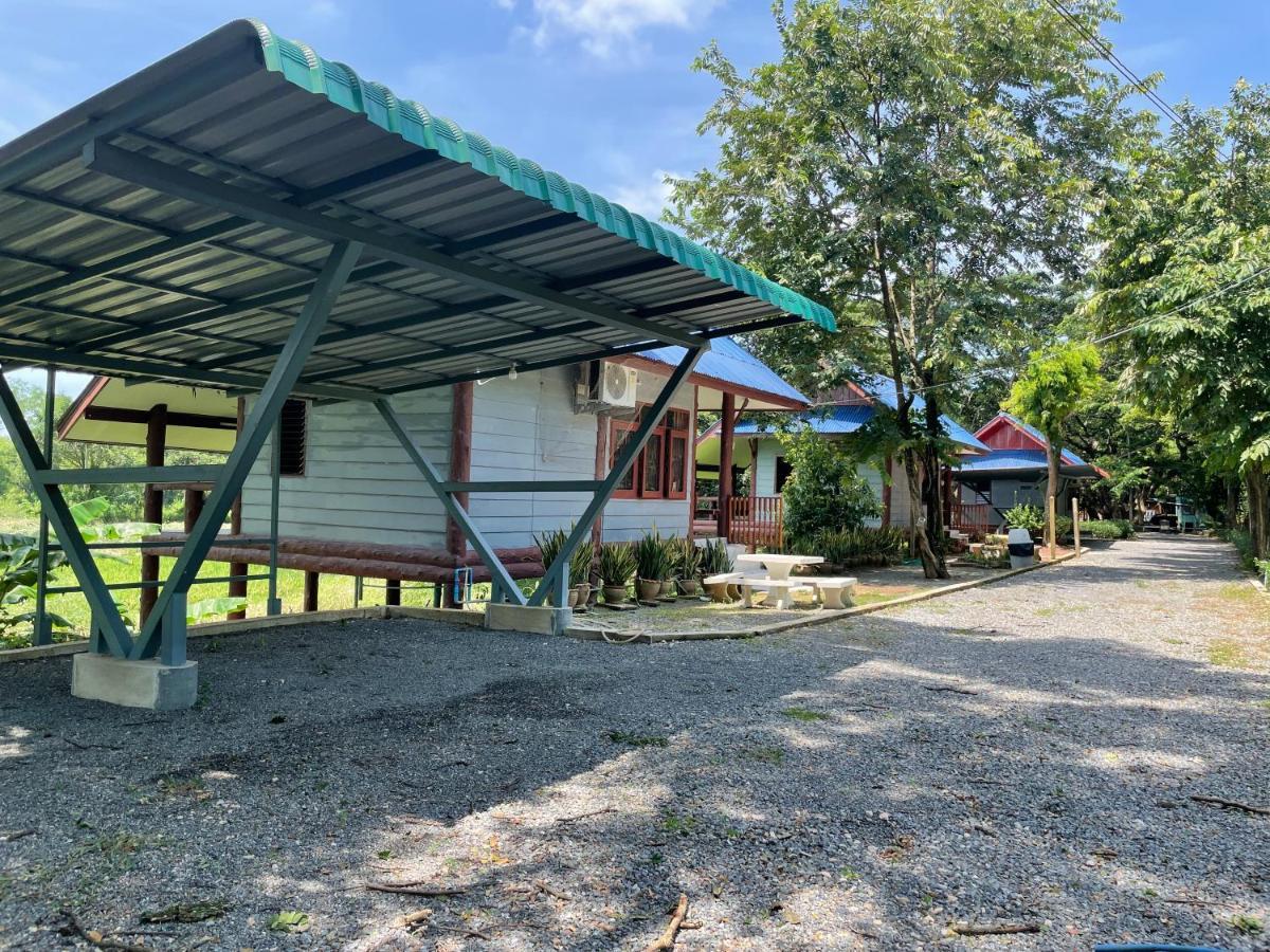 Rain Tree Cafe & Homestay Uthai Thani Bagian luar foto