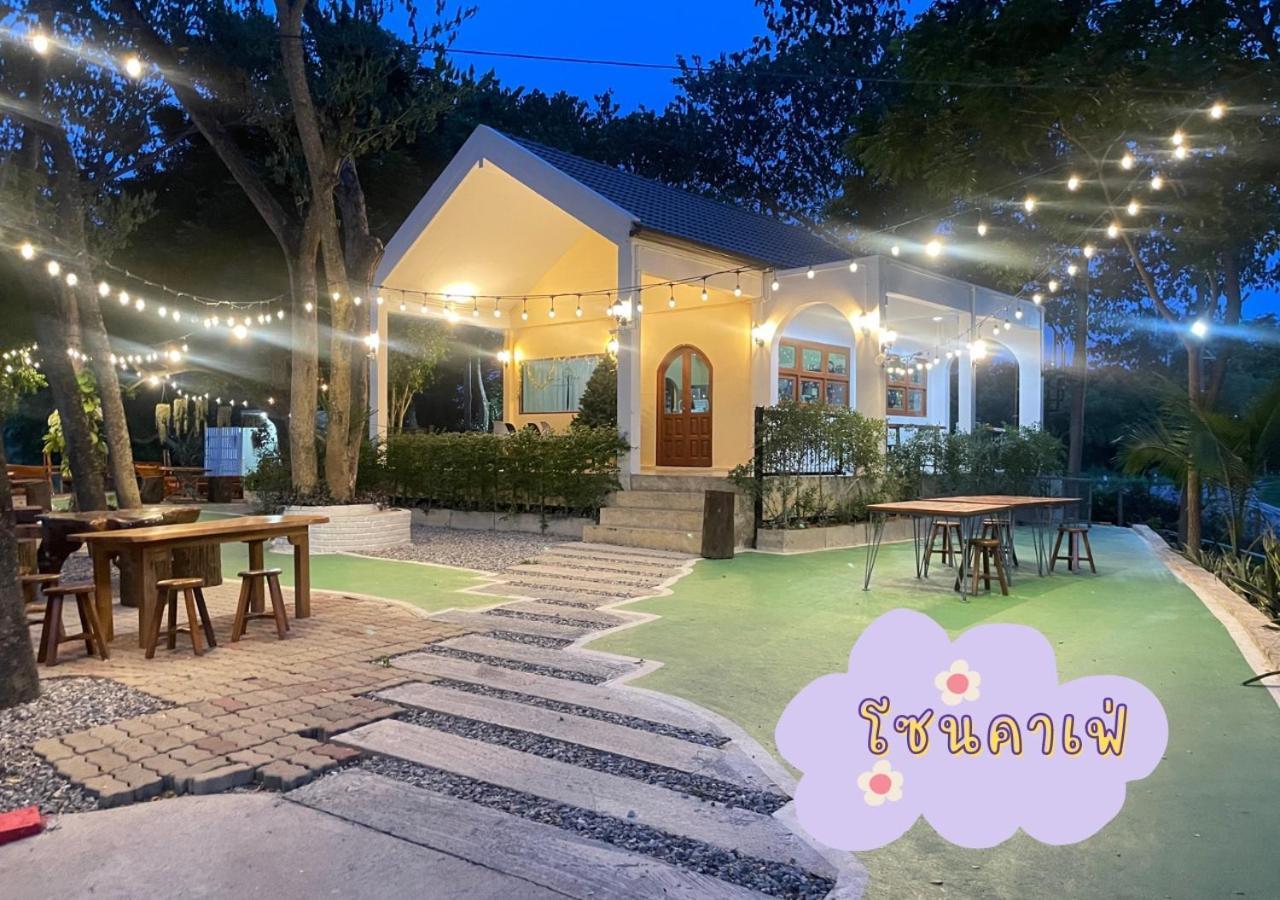 Rain Tree Cafe & Homestay Uthai Thani Bagian luar foto
